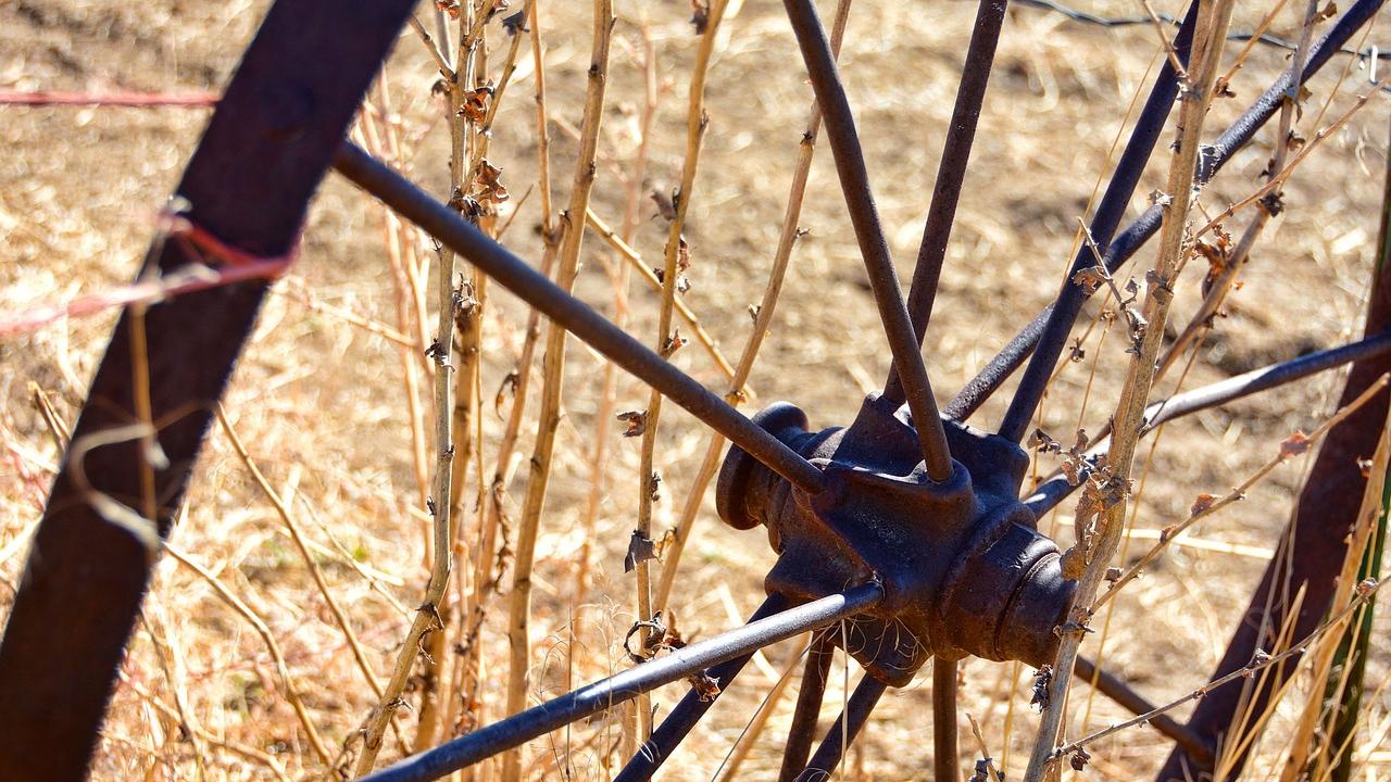 Close up on rusty wagon wheel